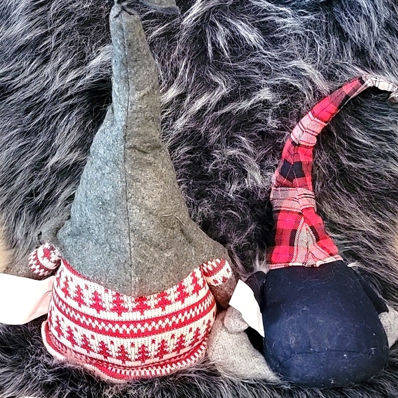 TWO GNONES - Picture 2 of 4